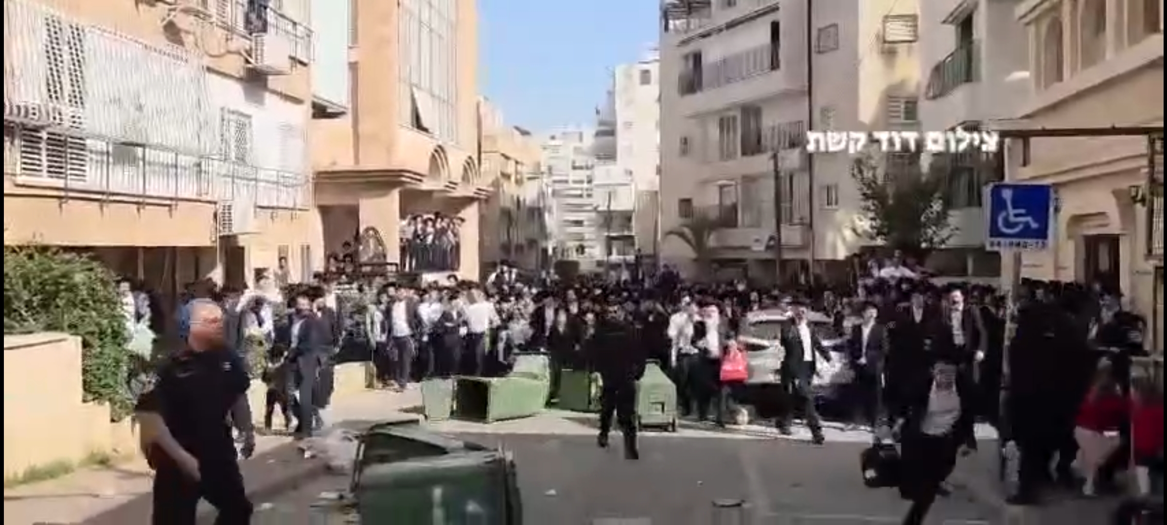 أعمال شغب في بني براك: مئات من الحريديم يثيرون الشغب.. والشرطة تستخدم العنف واعتقال 22 شخصاً