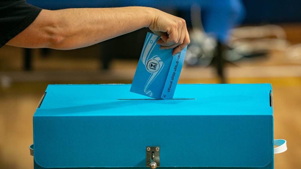 ديمقراطية على حافة الانهيار: كيف يُفكّك بنيامين نتنياهو نزاهة الانتخابات خطوةً خطوة