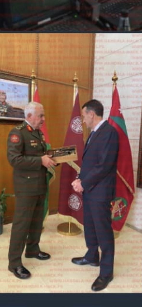 خرق أمني خطير: هاكرز يسربون صوراً "سرية" من هاتف "هليفي"