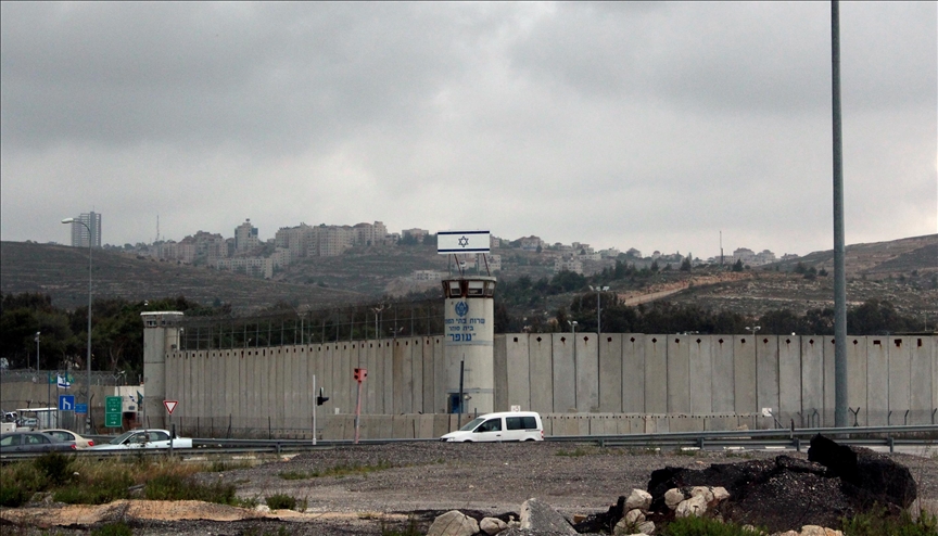 حكومة العدو تسمح للصليب الأحمر بزيارة السجون التي تضم أسرى فلسطينيين