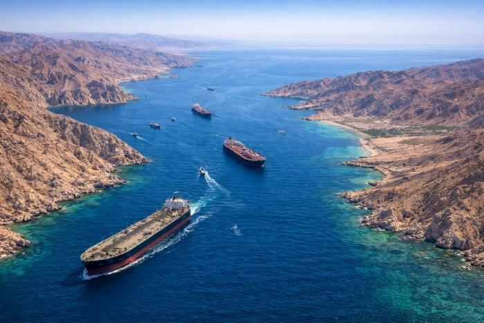 فيتو سعودي يُجمّد "مشروع الحرية" لمرافقة السفن بمضيق هرمز
