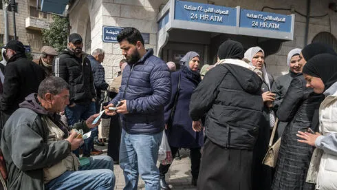 اضرابات تجارية بالضفة ضد تراكم الشيكل وتحذيرات من اختناق مالي فلسطيني
