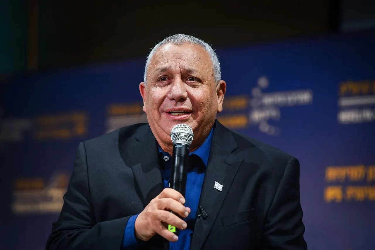 "آيزنكوت" يكشف عن محاولة للإطاحة بـ "نتنياهو"
