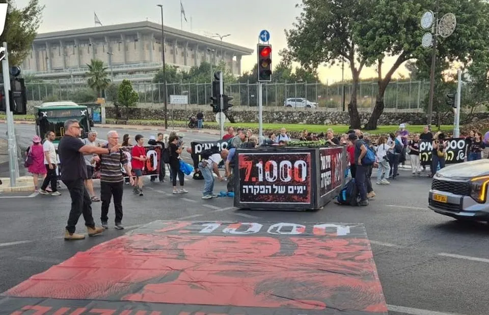 مستوطنون ينظمون وقفات احتجاجية واسعة بمناسبة مرور 1000 يوم على 7 أكتوبر
