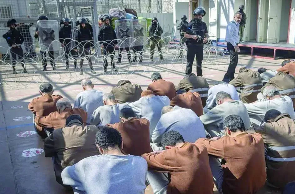 مصلحة سجون العدو تفرض قيوداً مكثفة على زيارات الصليب الأحمر