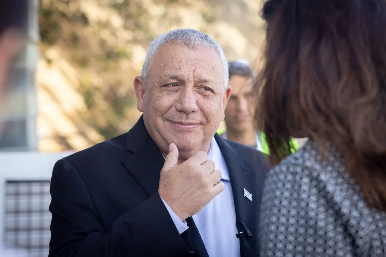 استطلاع جديد: آيزنكوت يتقدم على نتنياهو في رئاسة الحكومة