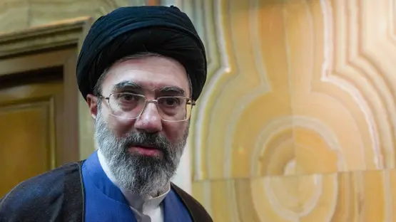 مجتبى خامنئي يهاجم ترامب: "الشيطان الأكبر توقيعه لا قيمة له"