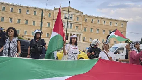 مظاهرات عارمة في اليونان تضامناً مع قطاع غزة وخارجية العدو تدعو رعاياها لتوخي الحذر