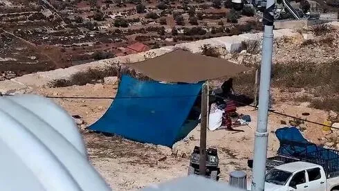 بحماية جيش العدو.. مستوطنون يحاصرون منازل فلسطينية جنوب نابلس