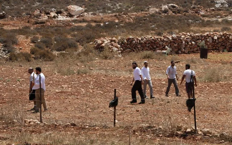 جيش العدو يدفع بكتيبة إضافية لتأمين قرية كسرى وتفكيك البؤر الاستيطانية