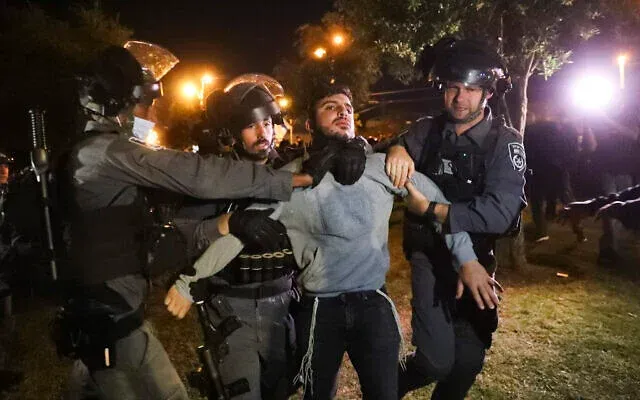 عقوبات مخففة لضباط شرطة العدو اعتدوا بوحشية على شاب بالداخل المحتل