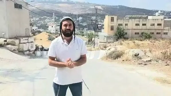 عضو كنيست مُتطرف يشارك في تكسير نصب تذكاري جنوب نابلس