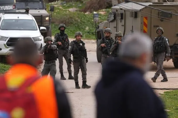 "إسرائيل" تعتقل فلسطينية اتهمت مستوطنين بإحراق منزلها