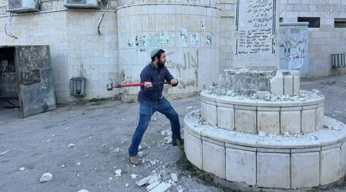 نتنياهو وساعر يهاجمان سوكوت بعد هدم نصب في الضفة