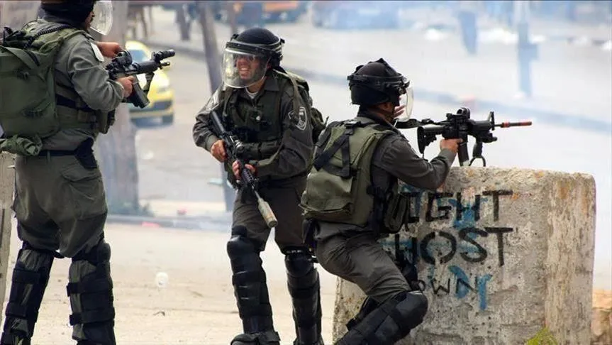 هآرتس:  جندي يطلق النار على فلسطيني دون سبب واضح.. والجيش يفتح تحقيقا