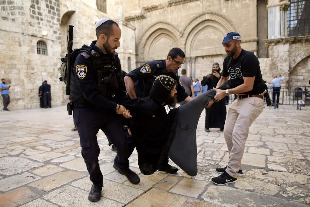 شرطة العدو تُغلق التحقيق في اعتداء مستوطن على طفل مسيحي بالقدس المحتلة