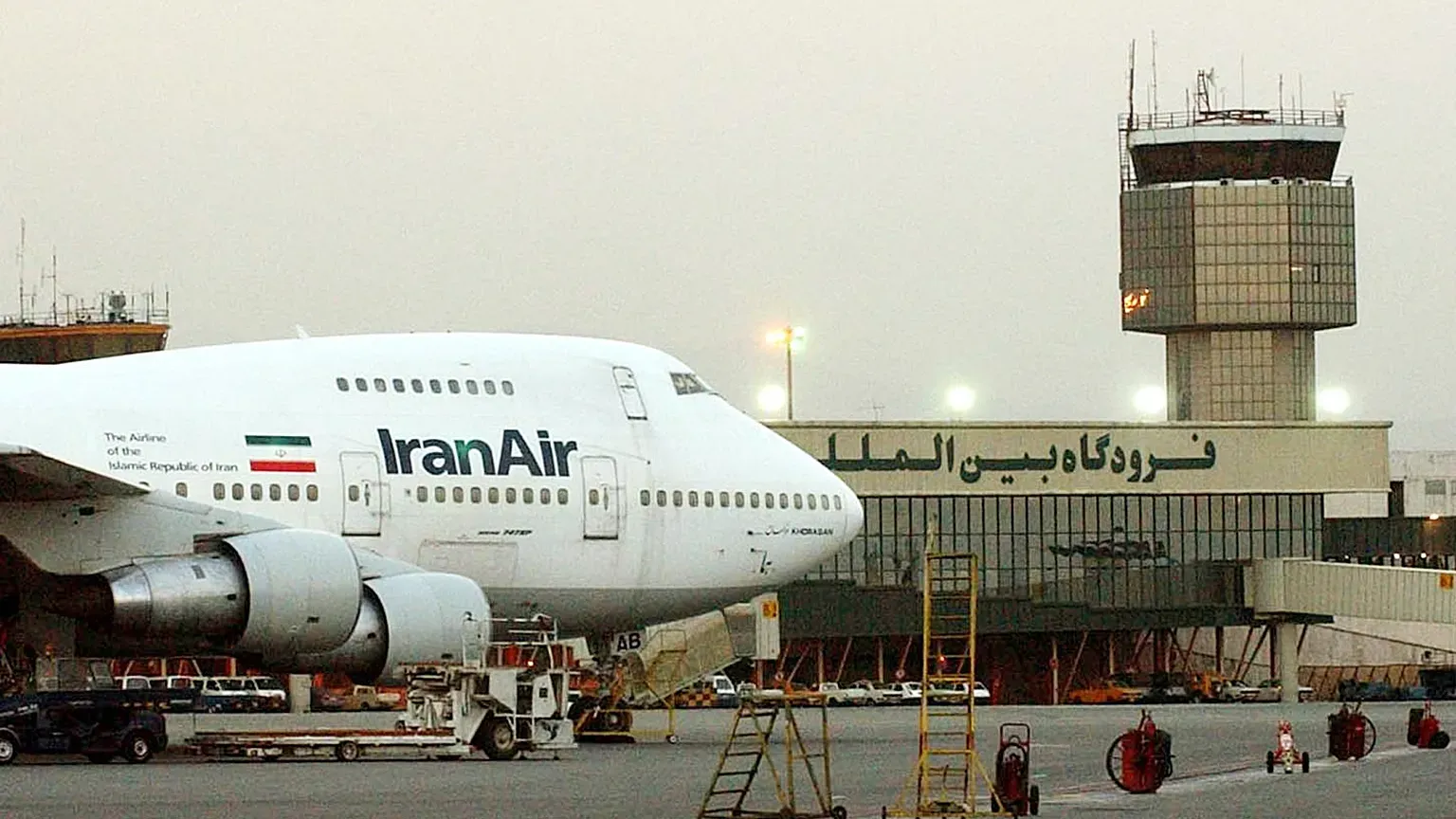 إيران تهدد بحظر الطيران بالمنطقة رداً على حظر رحلاتها الجوية