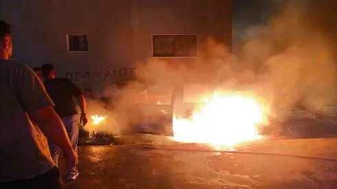 مستوطنون يشنون اعتداءات إرهابية ويحرقون مركبات فلسطينية في قرى رام الله