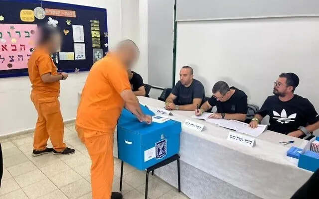 57 مركز اقتراع داخل سجون العدو