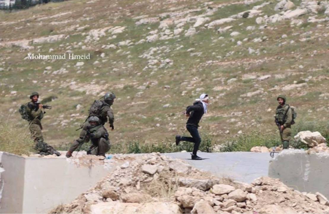 In Video| Locals succeed to save life of wounded child despite of Israeli's guns pointed at them