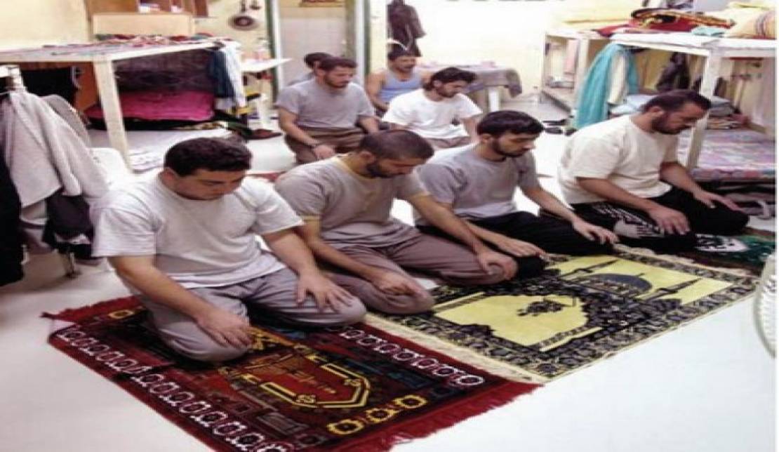 For the first time in a month.. Palestinian prisoners take their right to pray on Fridays by force