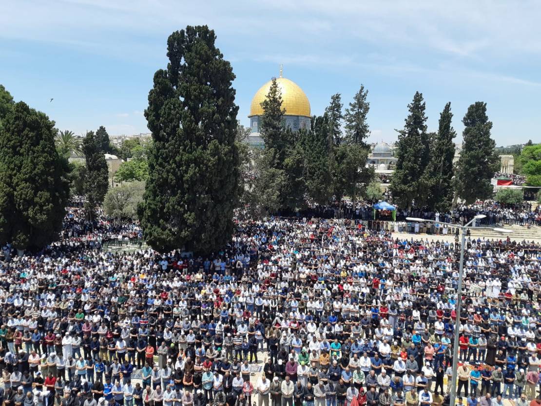 In Pictures| Despite Israeli restrictions... 180,000 worshipers at Al Aqsa mosque