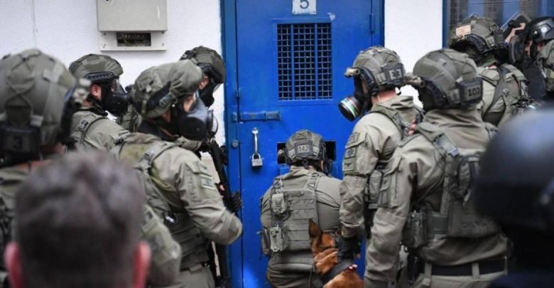 A day before going on strike, Israeli prison forces raid cells of Palestinian prisoners at Asqalan