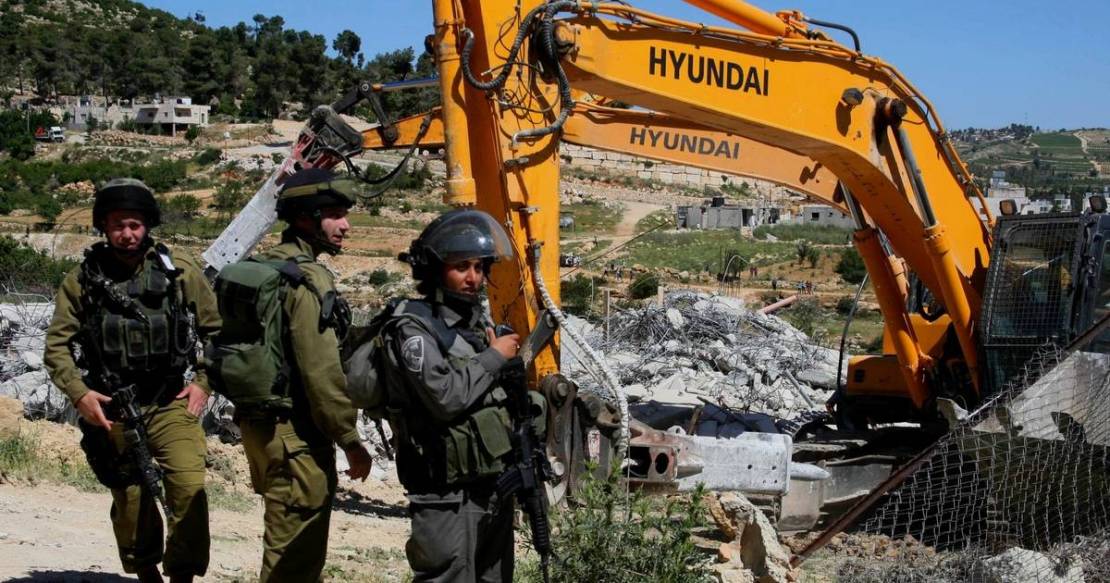 'Israel' demolishes shops owned by Palestinians in Jerusalem