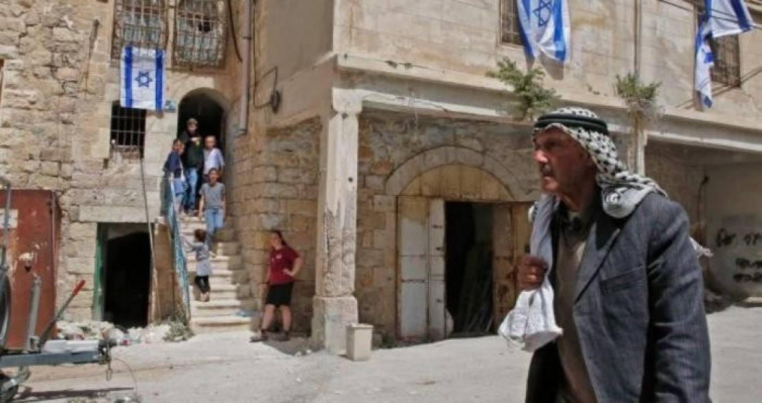 'Israel' empties house owned by Palestinian family and hands it over to Jewish settlers