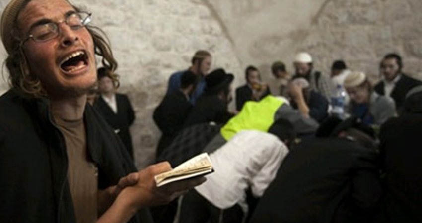 In Video| Israeli settlers break into Joseph's Tomb injuring several locals