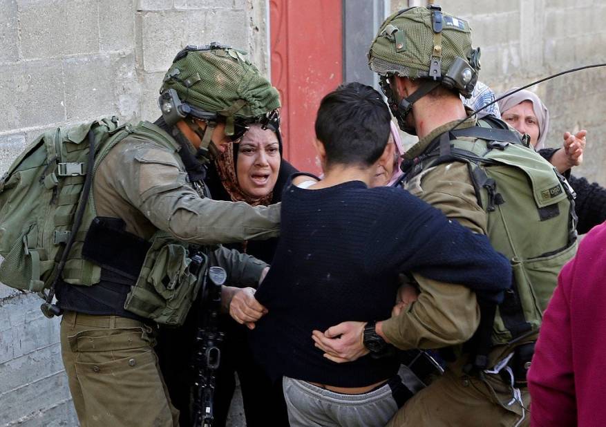 Israelis arrest a child and his mother in occupied Jerusalem