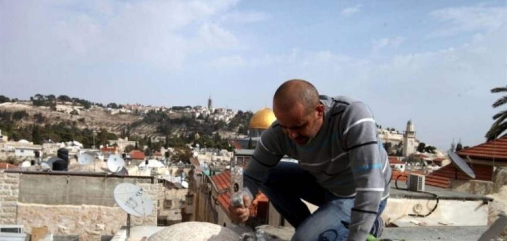 'Israel' forces Palestinian family in Jerusalem to demolish structures