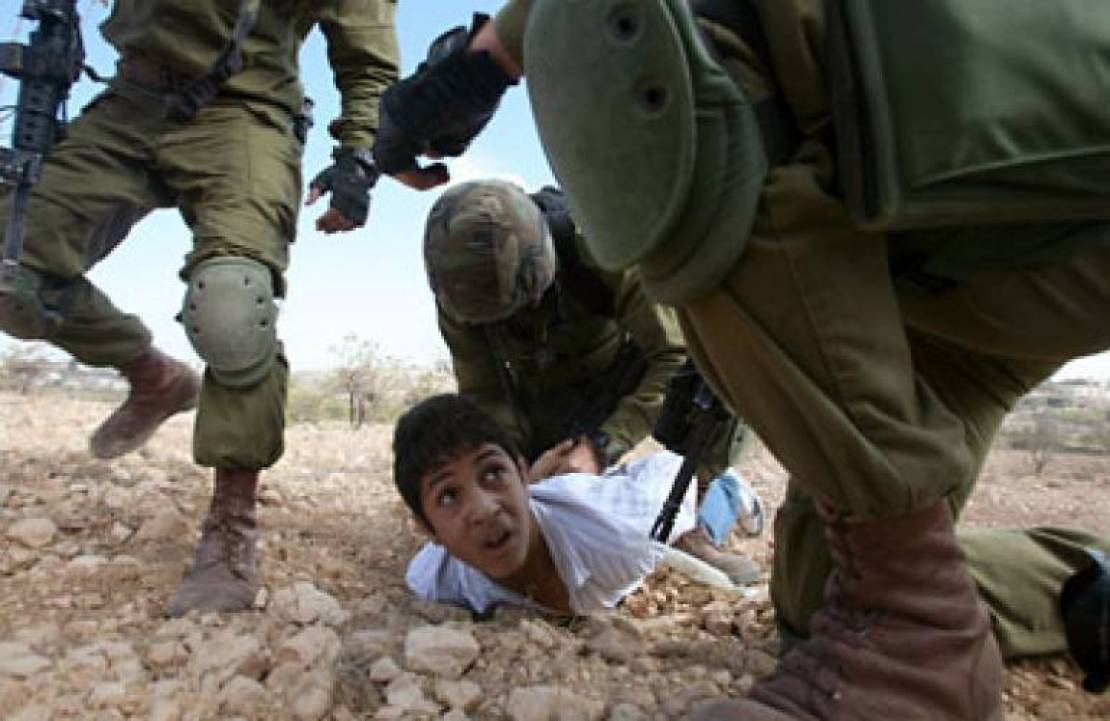 Israeli soldiers assault Palestinian child and break his leg
