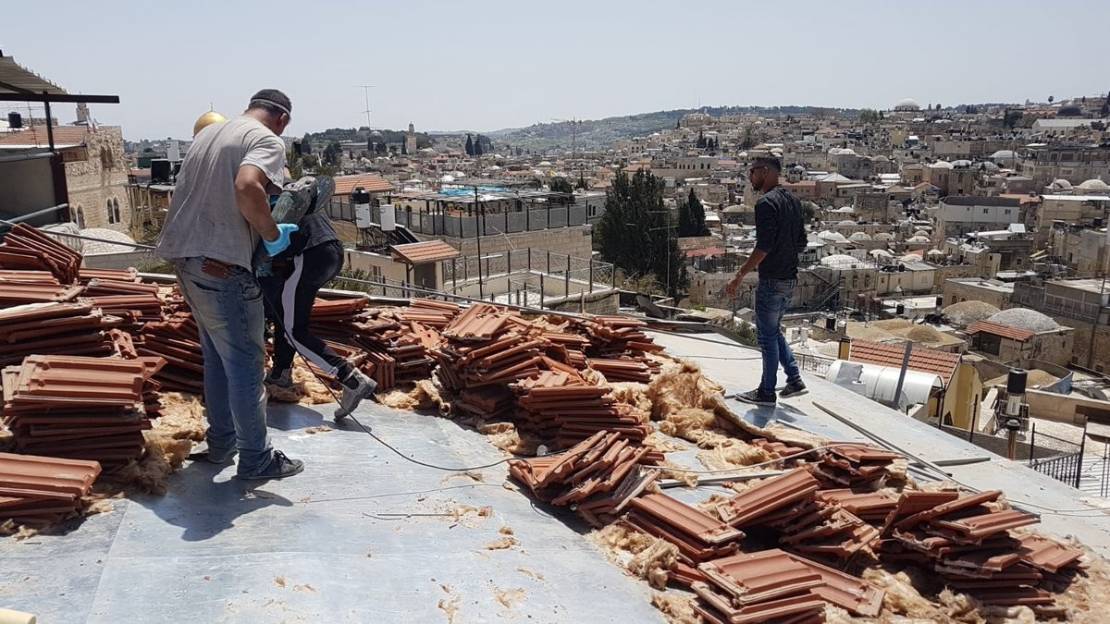 'Israel' forces Jerusalem family to demolish their own house