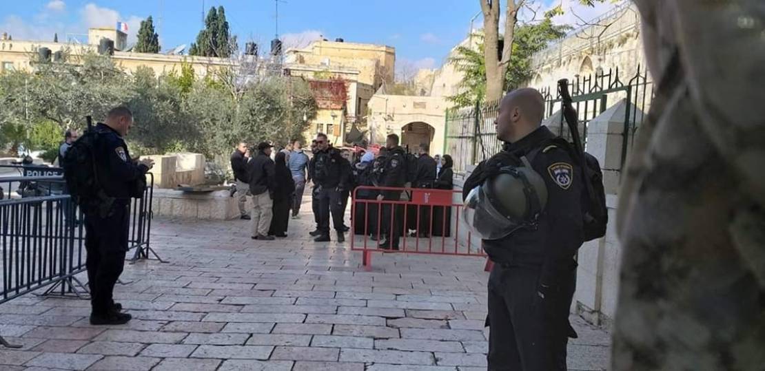Israeli police prevents female worshipers from entering Al Aqsa mosque