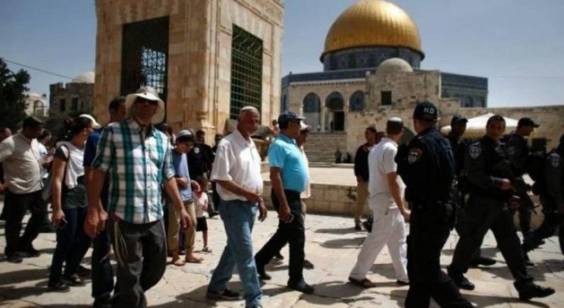 In Video| Extremist settlers storm Al Aqsa mosque, Israeli police summons guard for interrogation