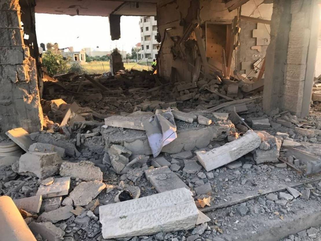 'Israel' arrests 5 Palestinians and orders to demolish houses of families of 4 prisoners