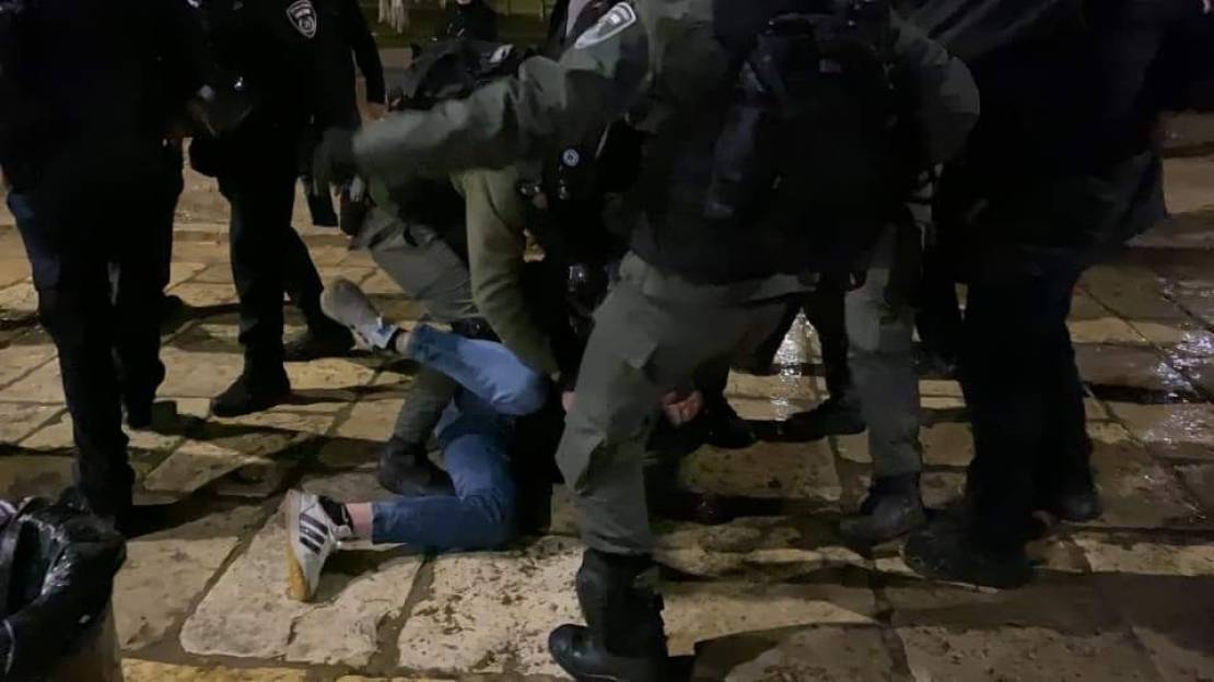In Video| Israeli police brutally attacks Muslim worshipers at Al Aqsa mosque... Updates