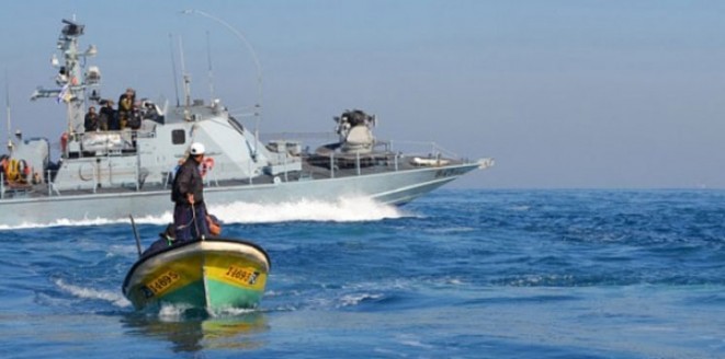 'Israel' arrests three fishermen, confiscates their equipment