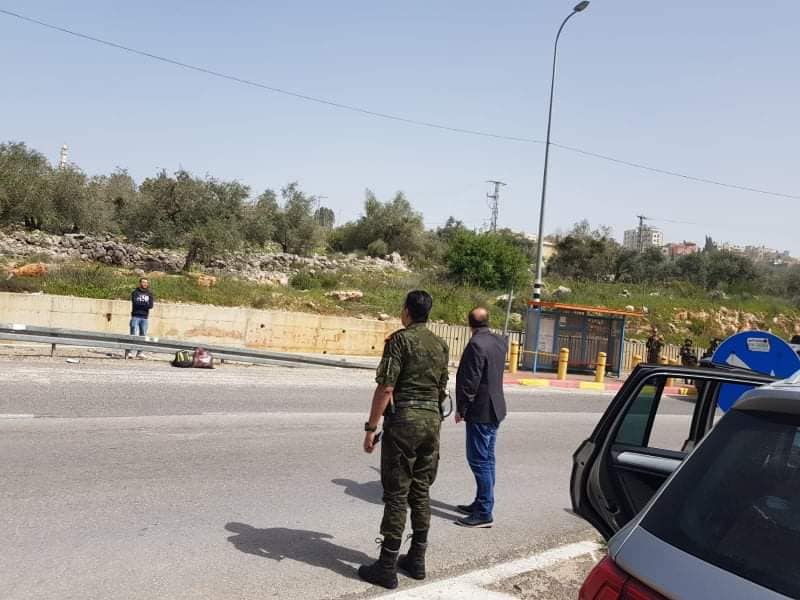 'Israel' throws away three Palestinian workers at Palestinian side of military checkpoint