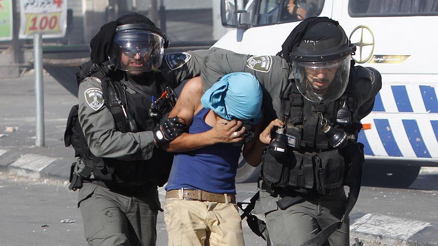 In Video| IOF arrest young Palestinian in Jerusalem
