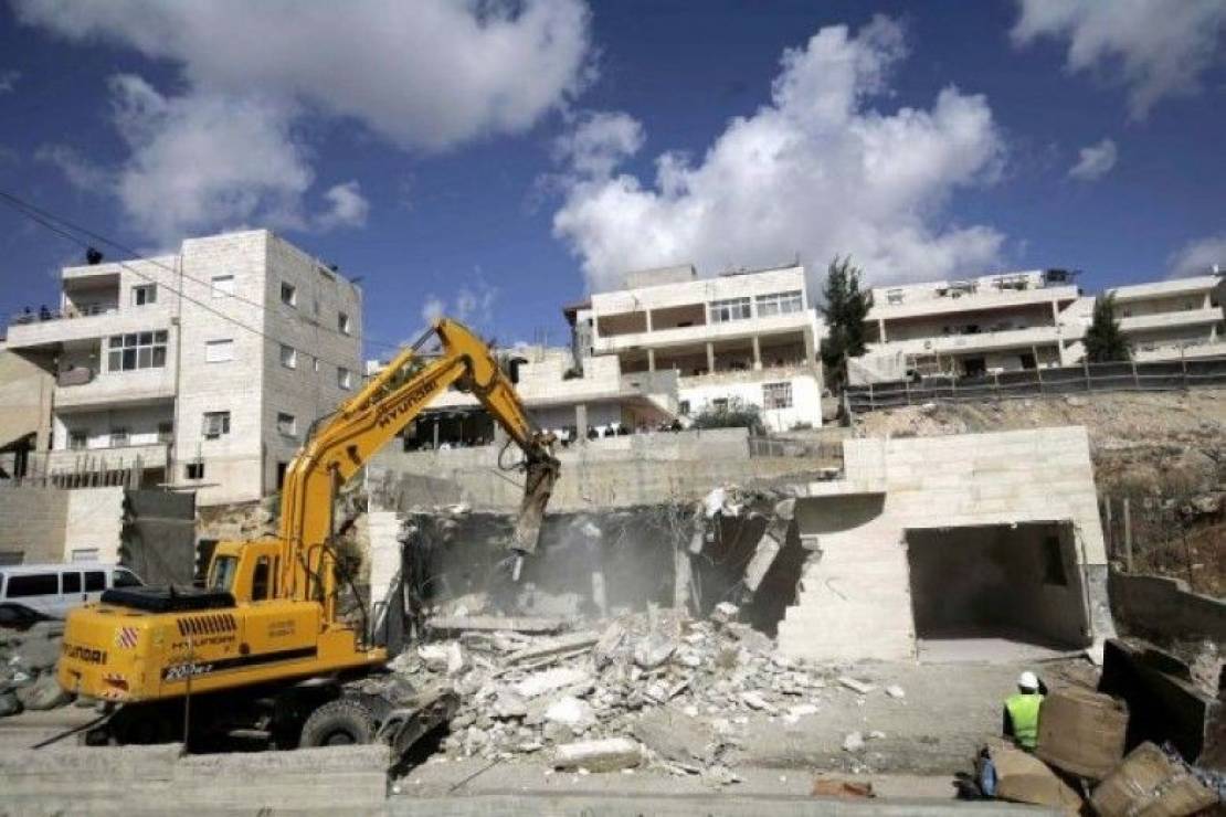 Israeli bulldozers demolish residential building in northern Jerusalem