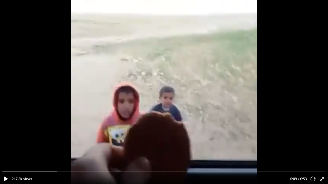 Video| "Who wants to feed a Bedouin ?"... Zionist family treating Palestinian children as zoo animals