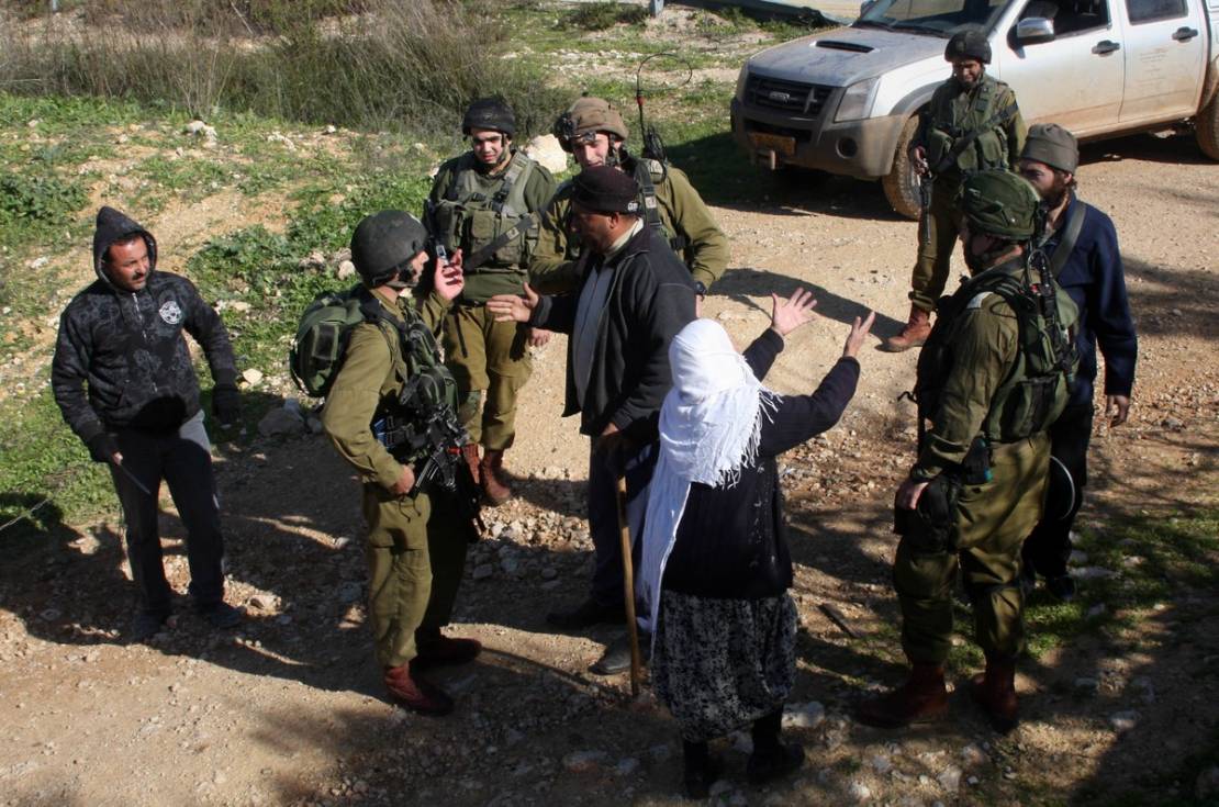 'Israel' confiscates 15 dunums and tractors in Salfit, randomly distributes tickets to Palestinians in Jerusalem