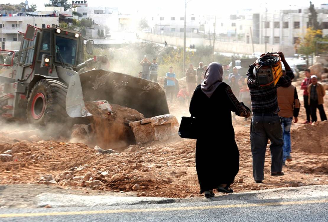 'Israel' forces another Jerusalemite family to demolish its own house