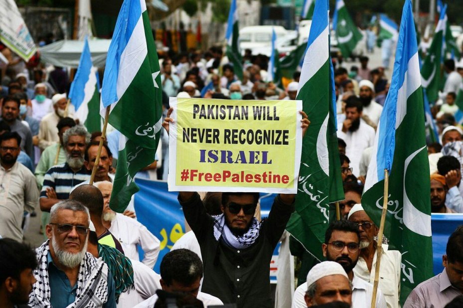 Pictures| Thousands of Pakistanis protest UAE normalization agreement