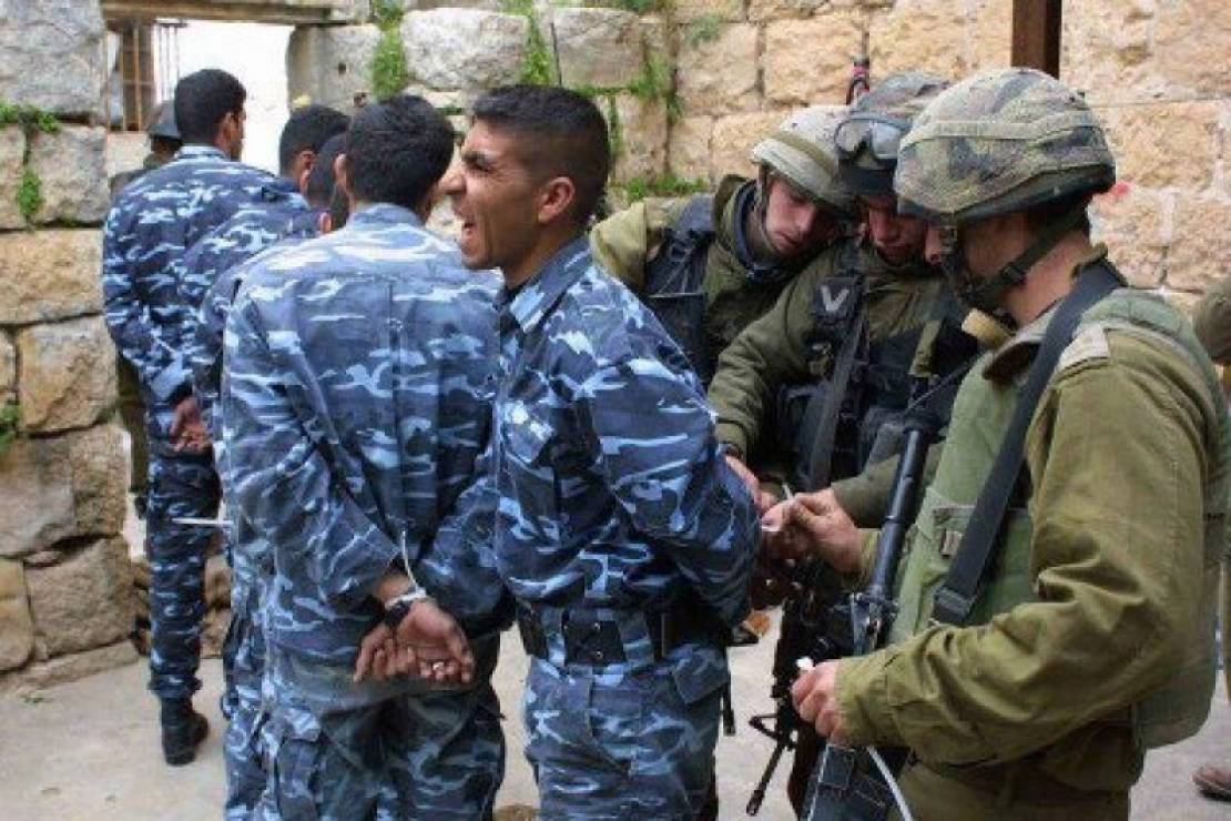 Israeli forces arrest 12 Palestinian policemen, confiscate their vehicles
