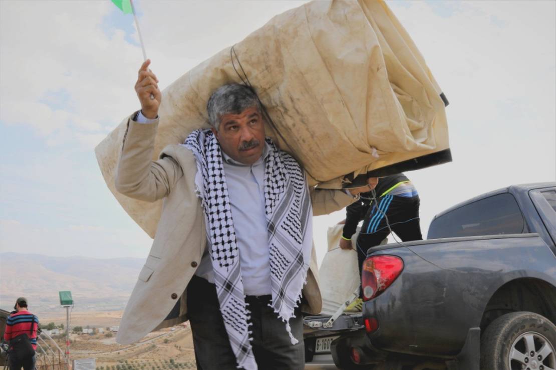 Israeli forces confiscate official documents and license plate of Palestinian minister