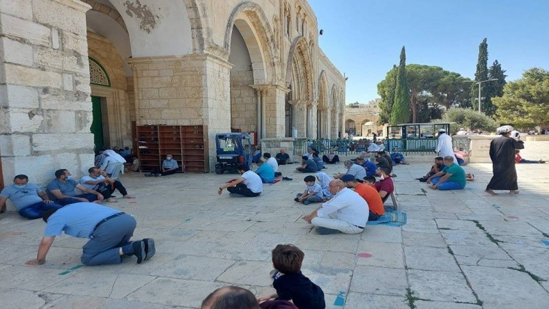1200 worshipers perform Friday prayer with social distancing at Al Aqsa mosque