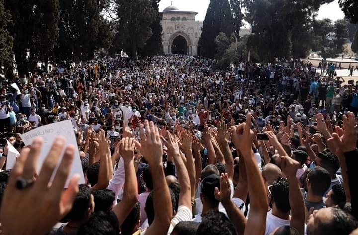 Pictures| Thousands protest at Al-Aqsa Mosque against Macron's comments